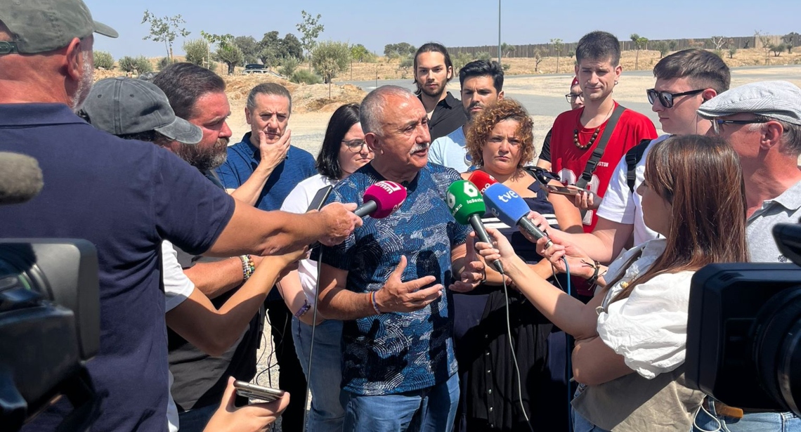 Pepe Álvarez atiende a los medios de comunicación en Toledo.