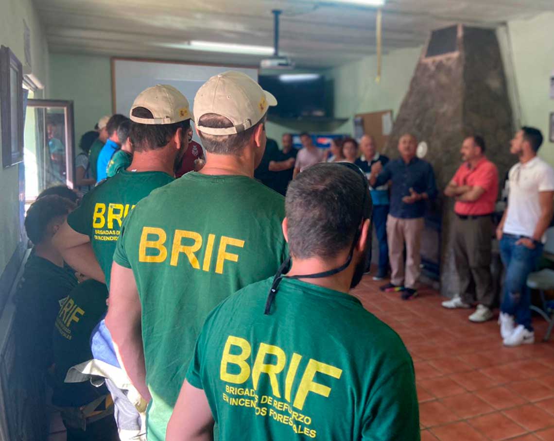 Pepe Álvarez con los trabajadores y trabajadoras de las brigadas de bomberos forestales