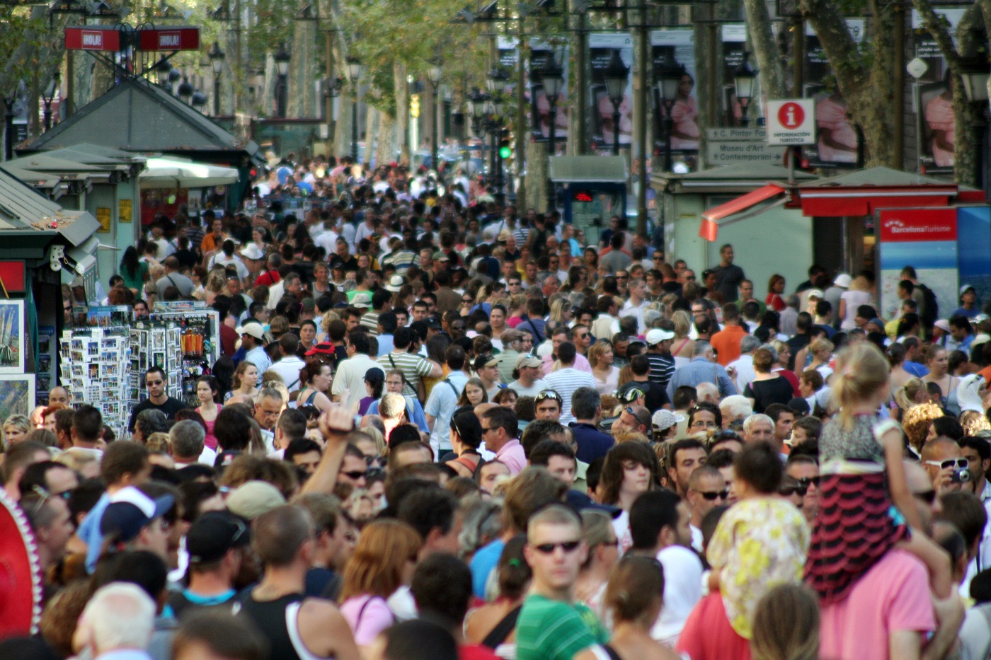 Personas caminan por la calle