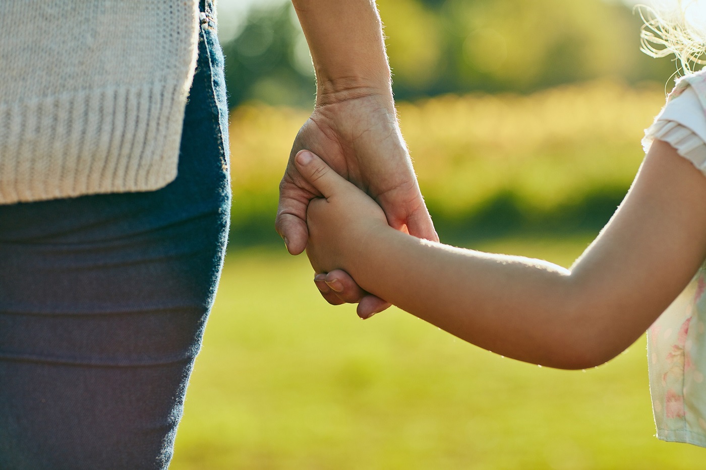 Madre e hijo de la mano