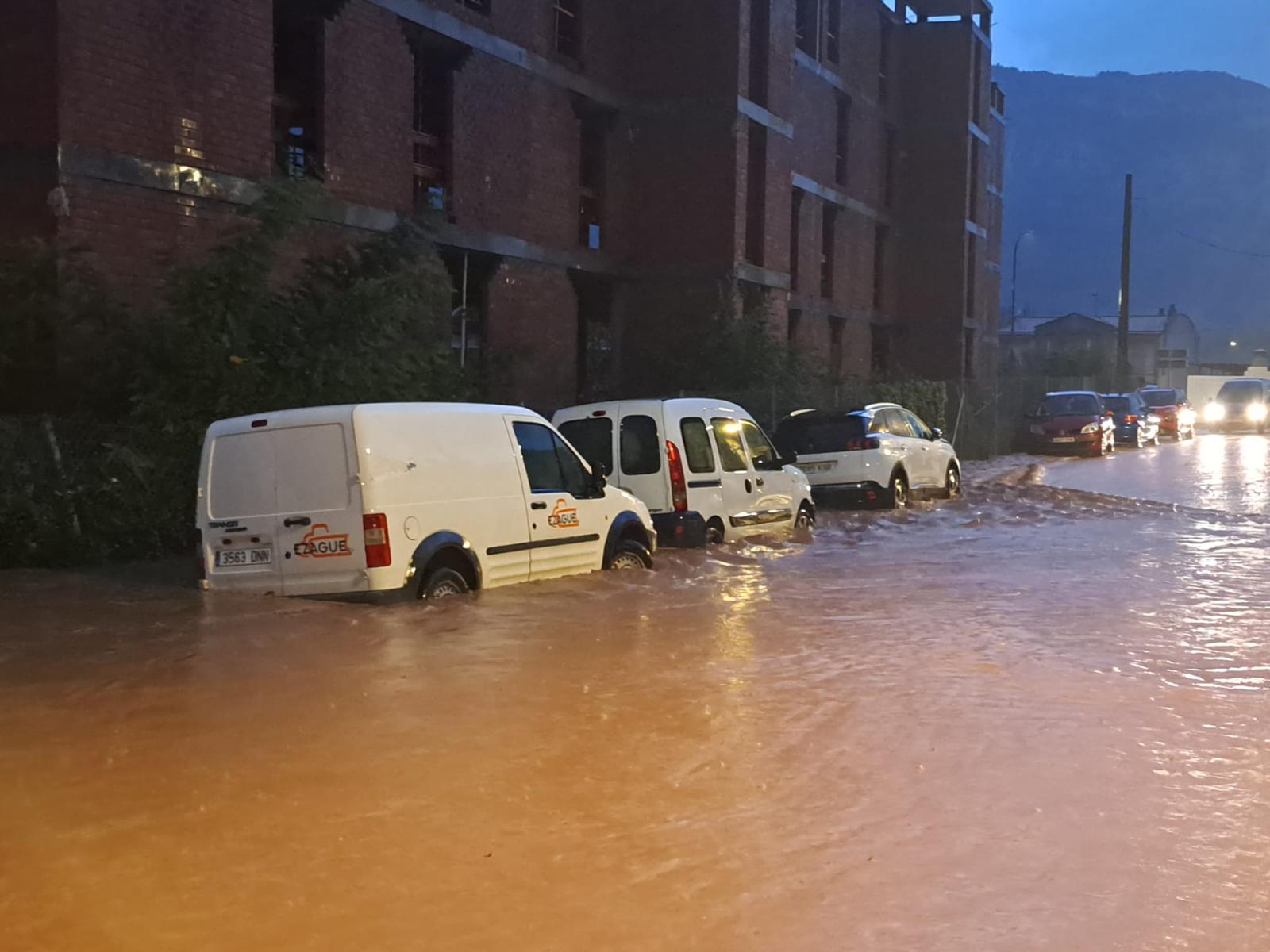 Coches inmovilizados por la riada