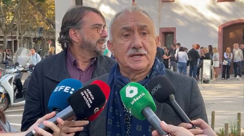 Pepe Álvarez atiende a los medios en Castelldefells