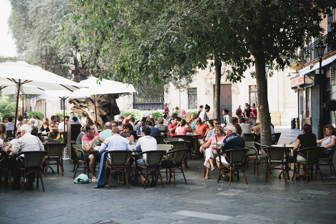 Personas en una terraza