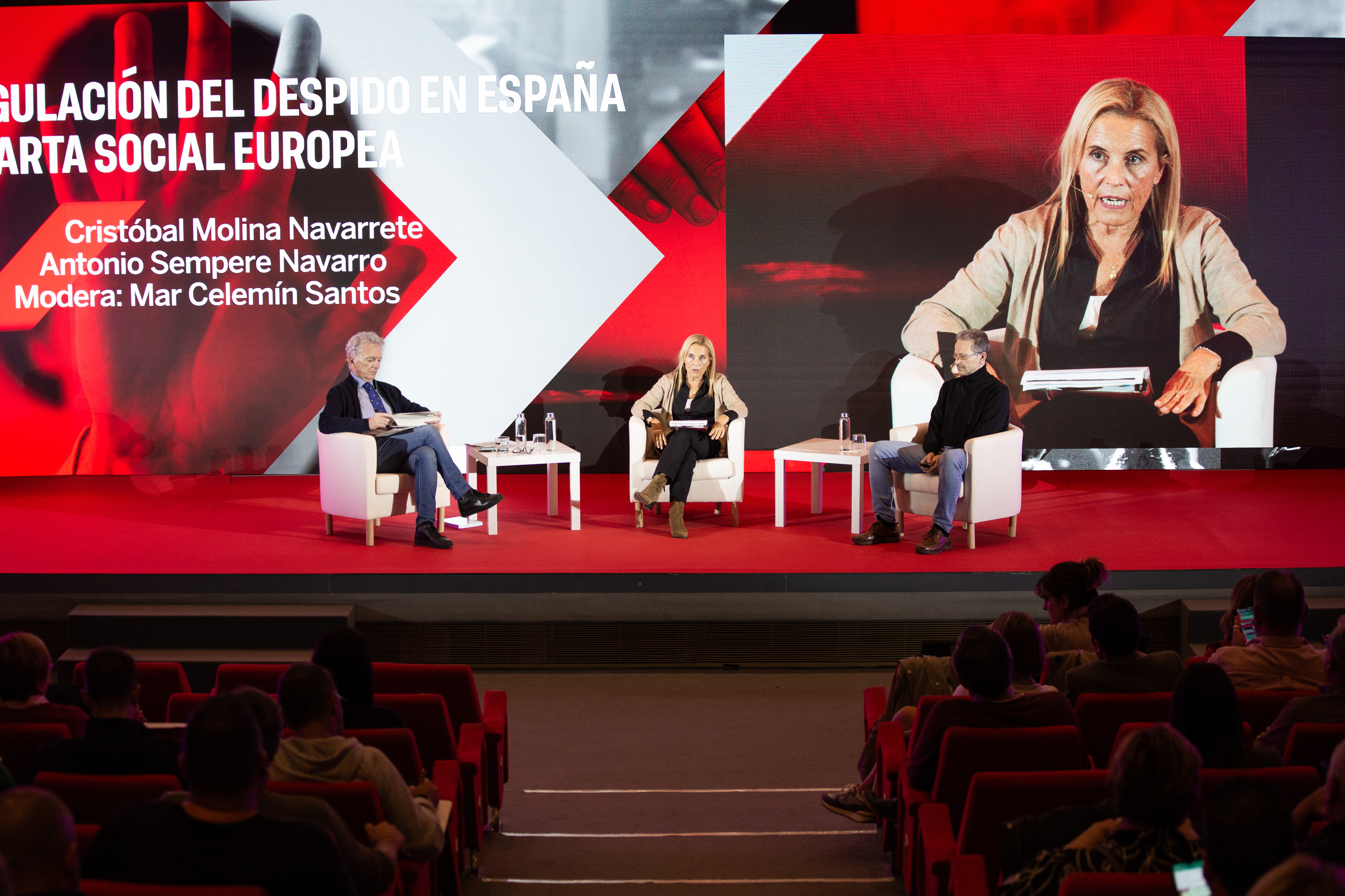 Mar Celemín, secretaria de Política Sindical de UG Asturias, modera la mesa