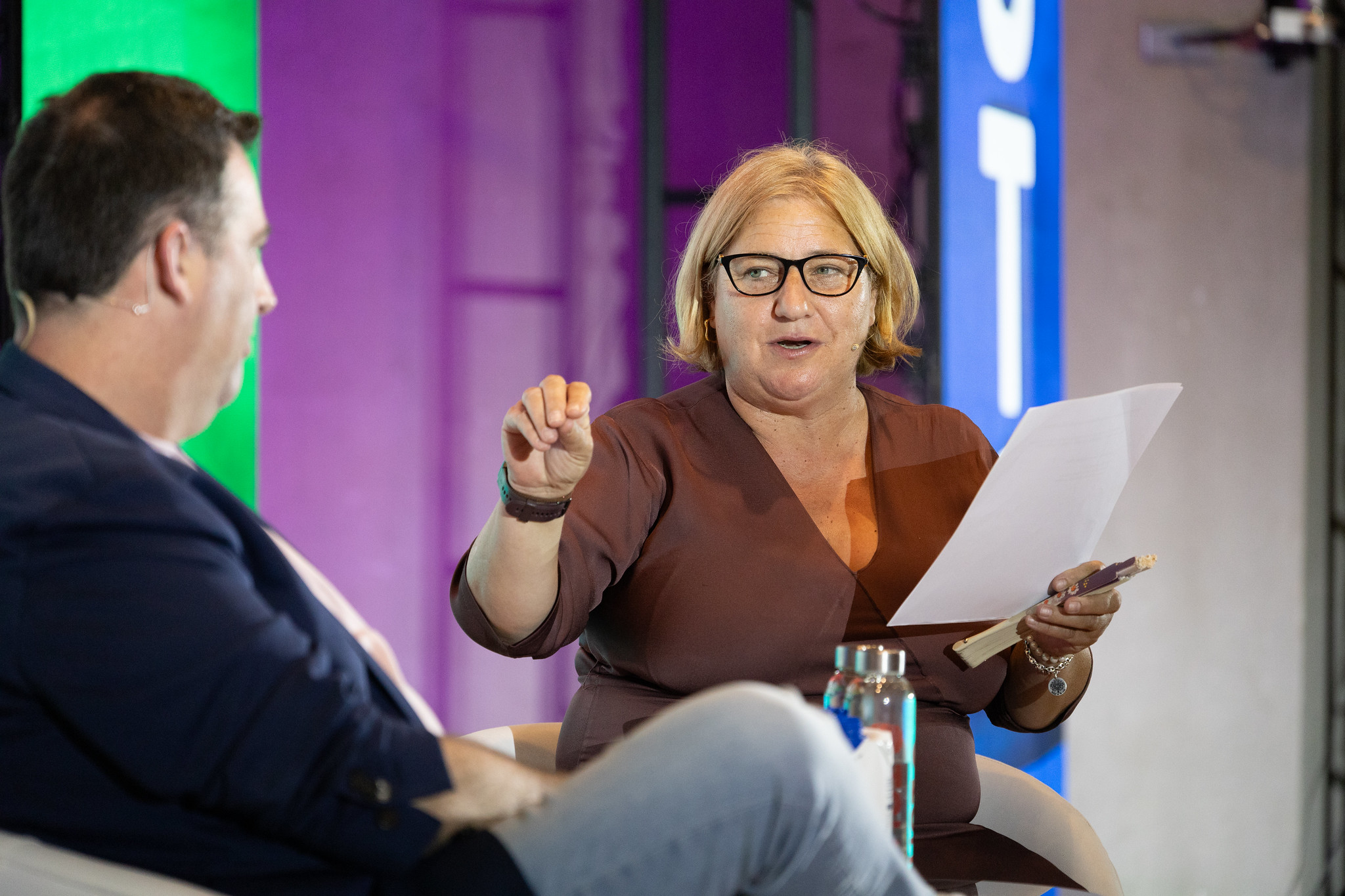 La conferencia es moderada por Fátima Gallardo, secretaria federal de Igualdad de UGT FICA