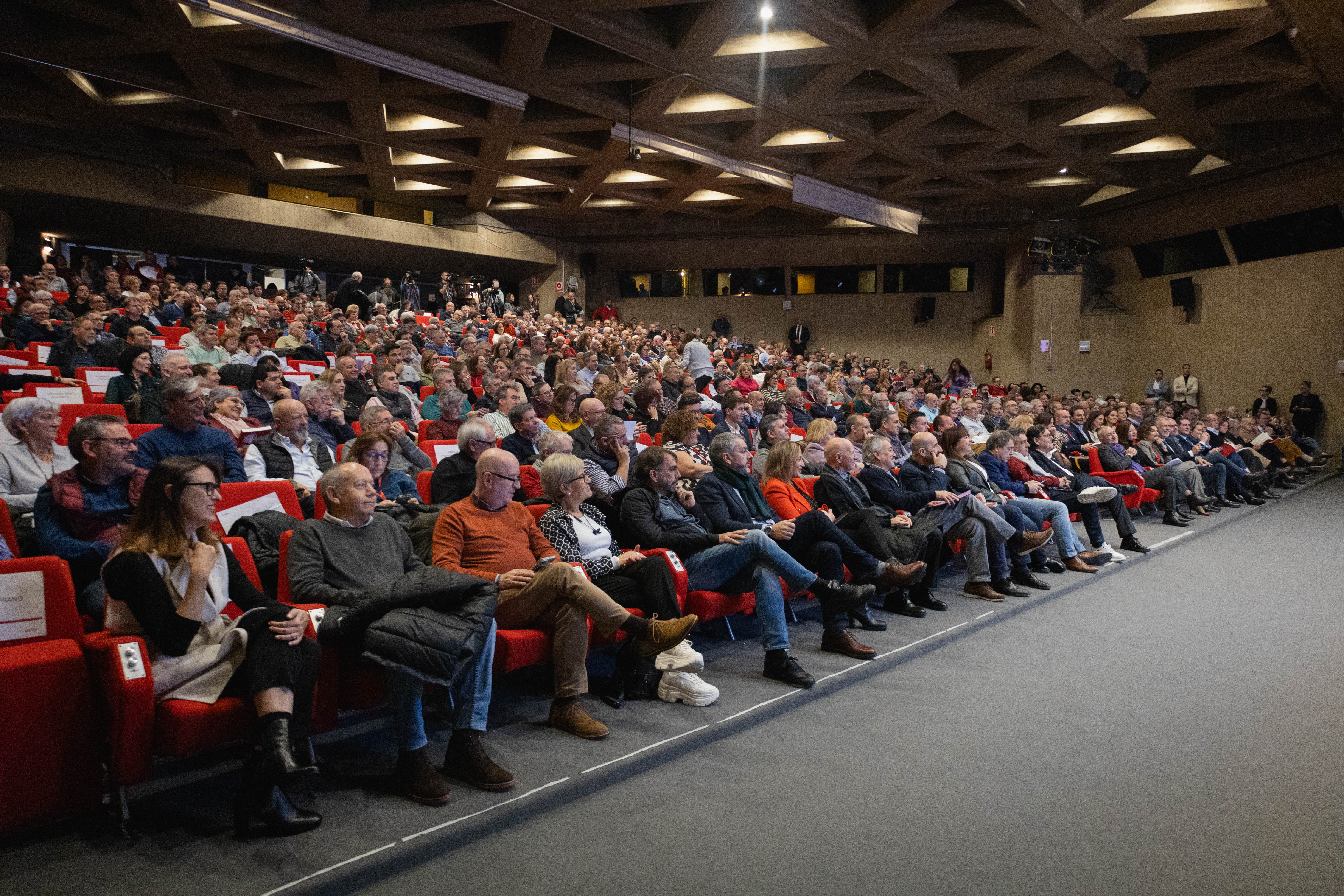 Unas 800 personas asisten al acto