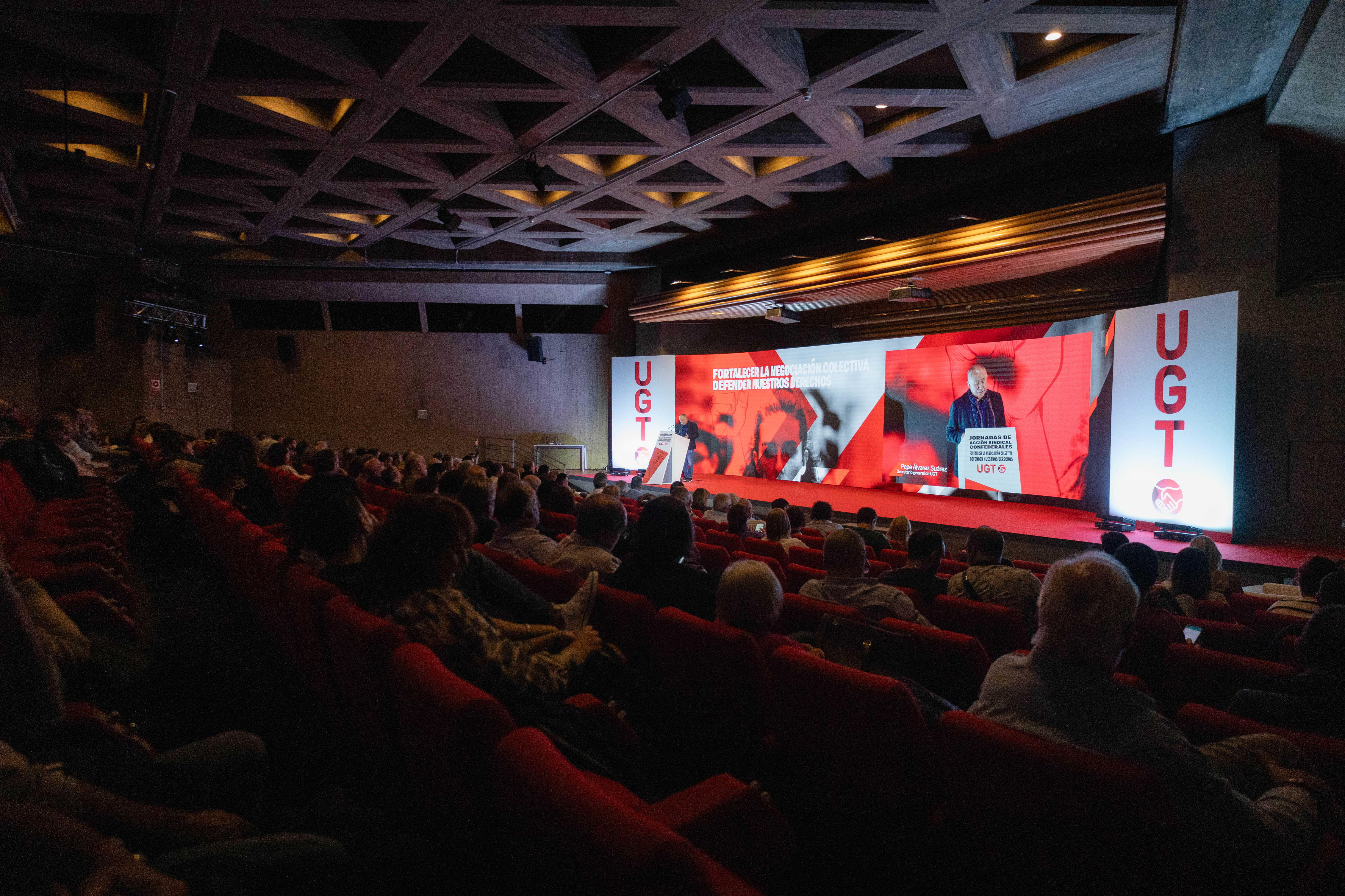 El auditorio atiende a Álvarez