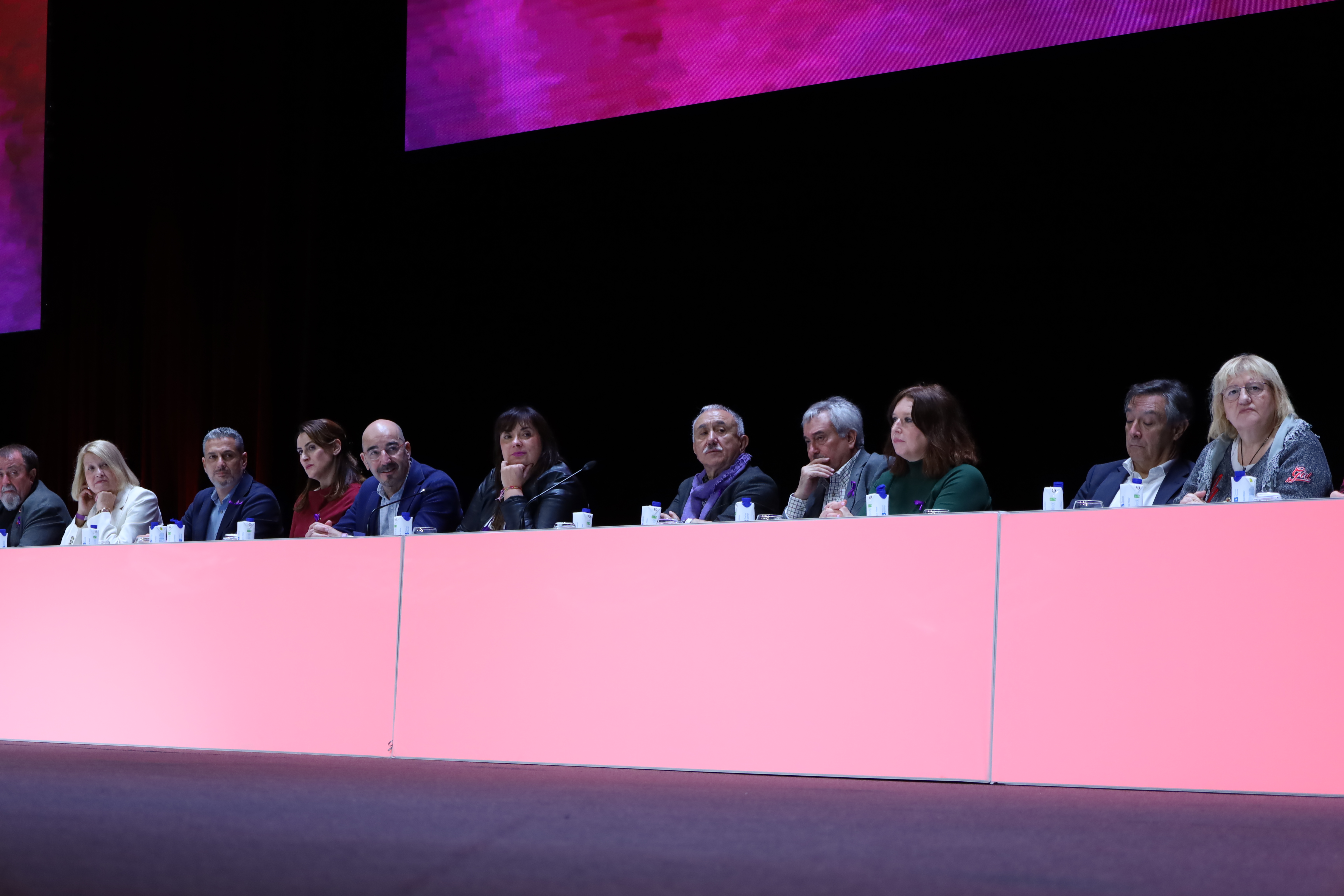 Los miembros de la Comisión Ejecutiva Confederal toman asiento en el escenario