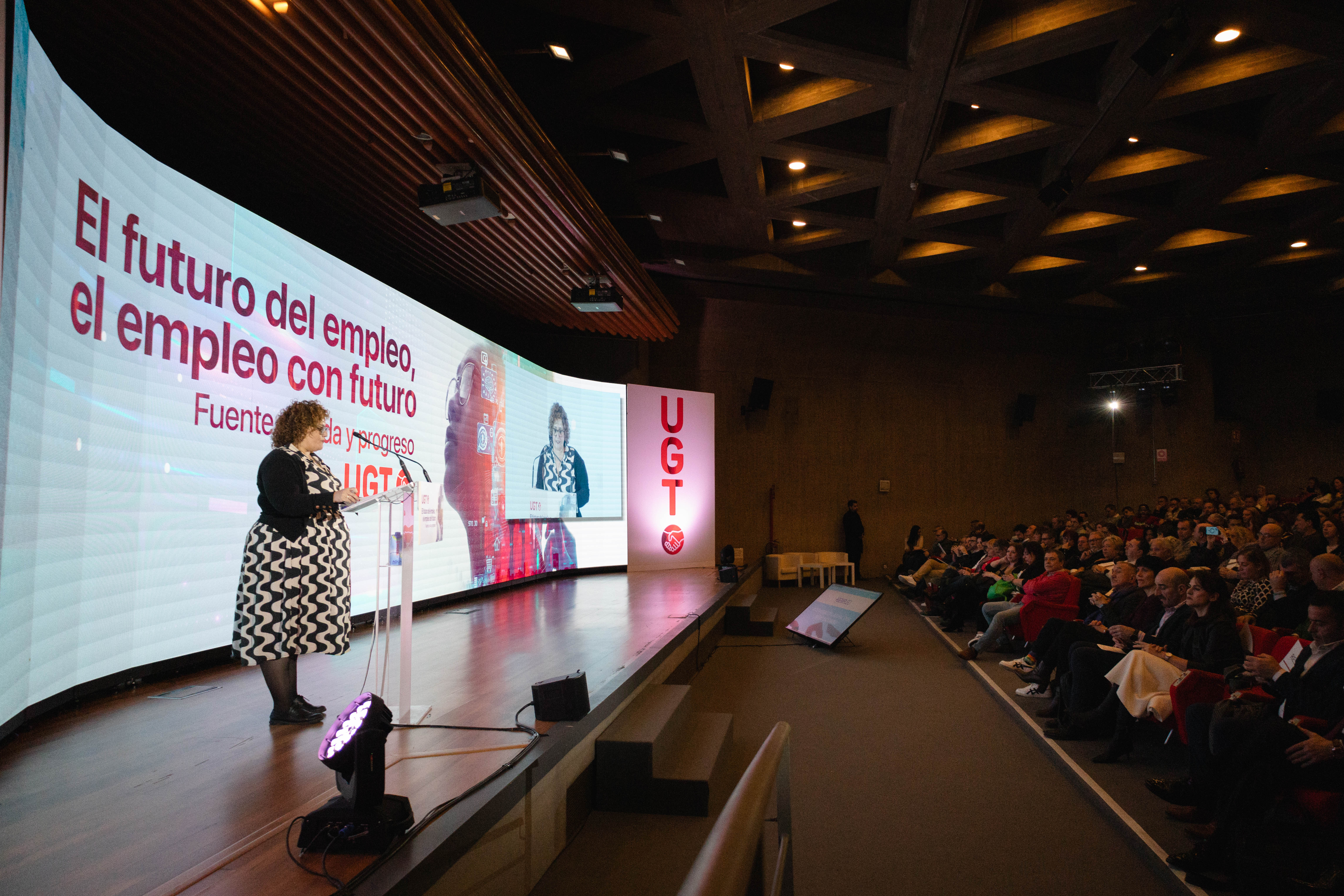 Patricia Ruiz, secretaria confederal de UGT, saluda en la inauguración del acto