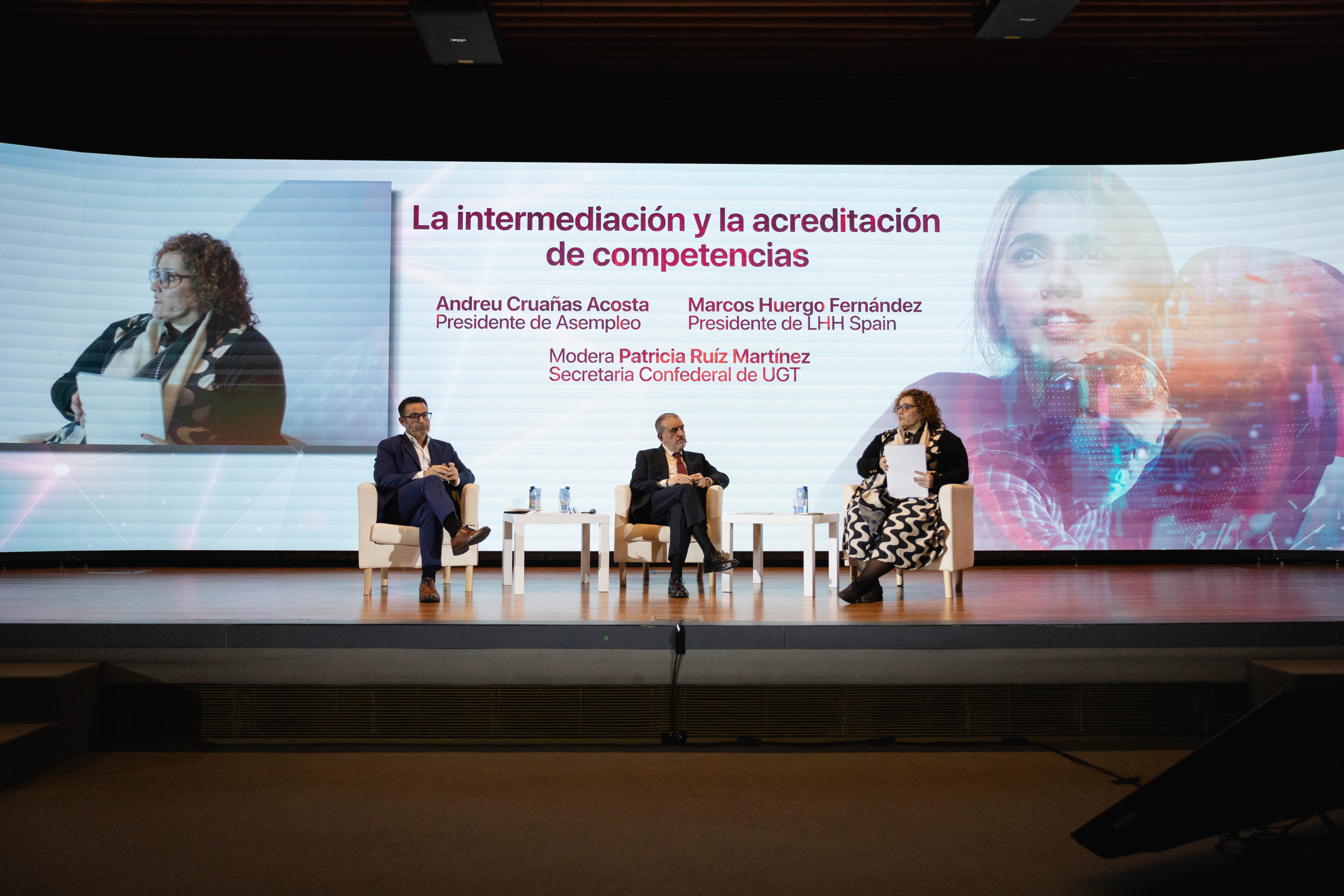 Los ponentes intercambian impresiones en la primera mesa de las jornadas