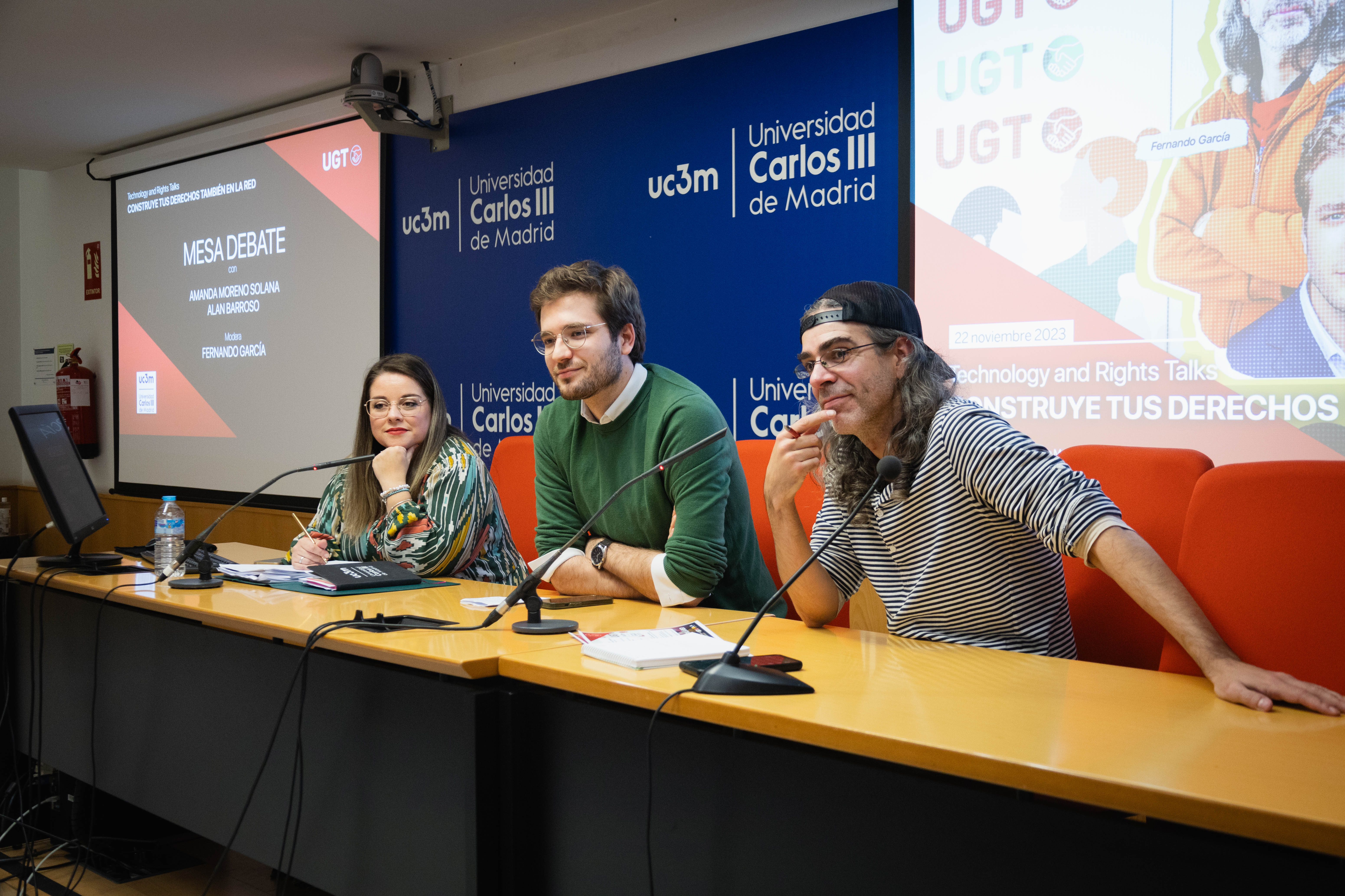 Los participantes de la segunda mesa escuchan las preguntas del público