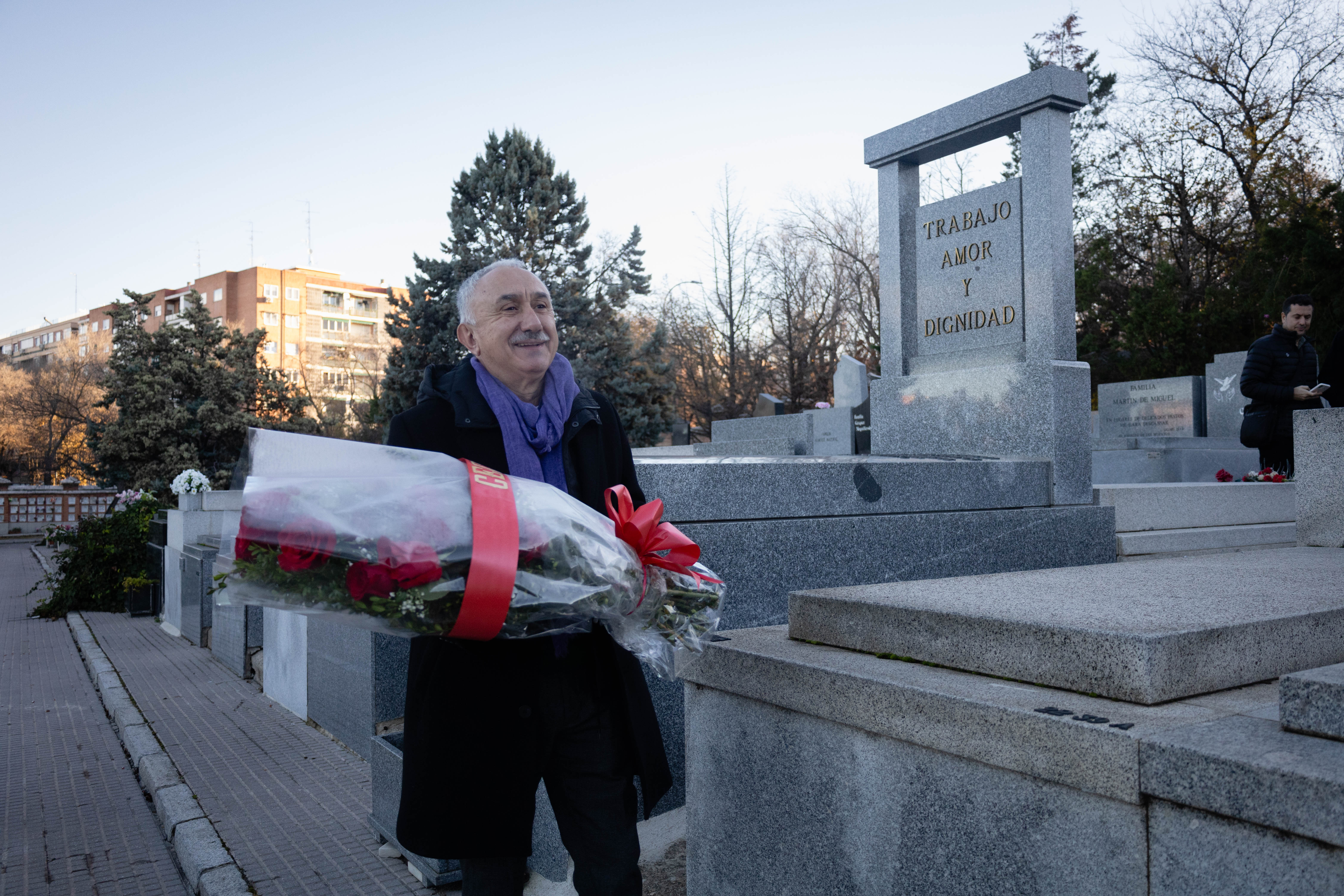 Pepe Álvarez hace una ofrenda floral a Nicolás Redondo 