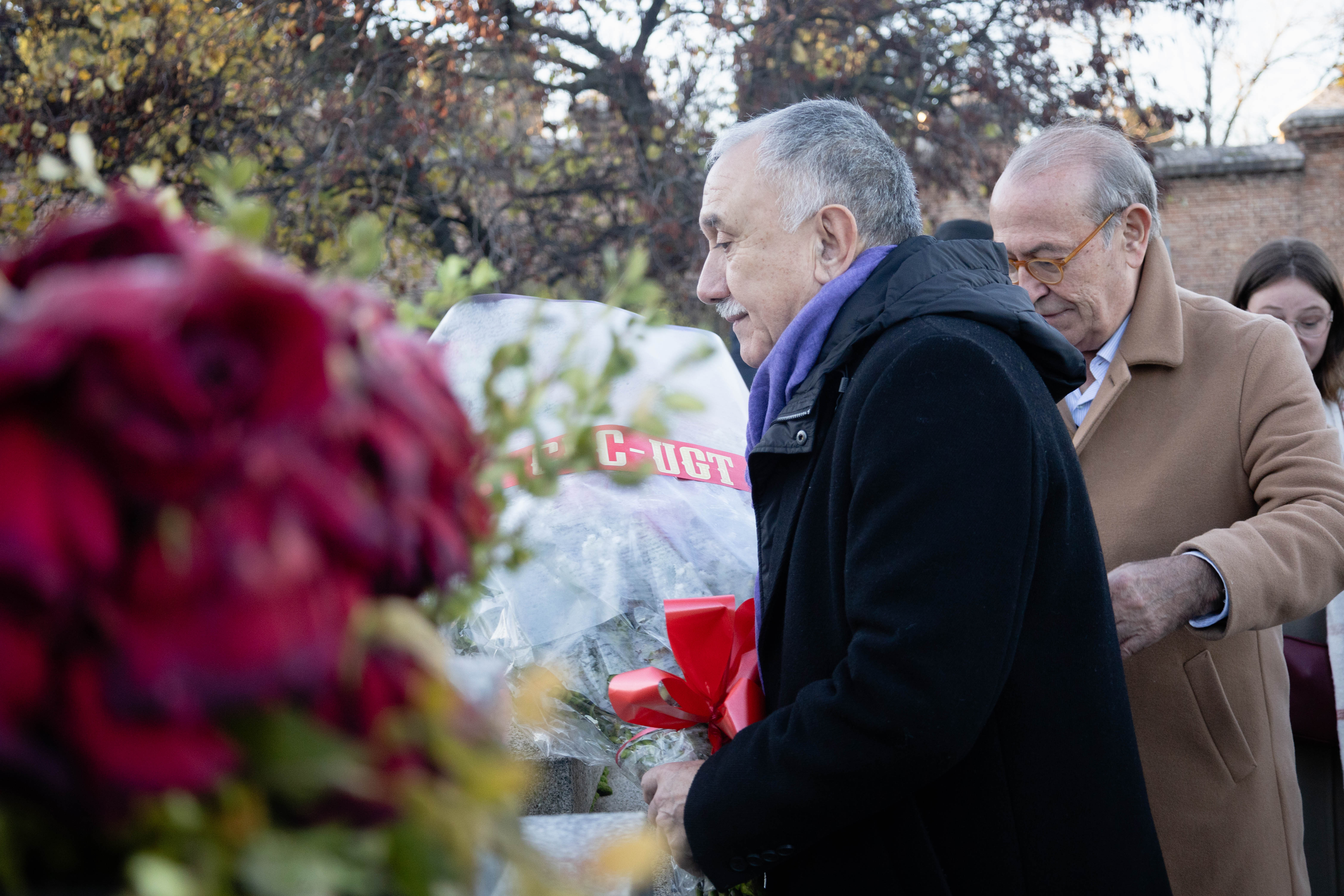 Pepe Álvarez y Nicolás Redondo Terreros durante la ofrenda floral