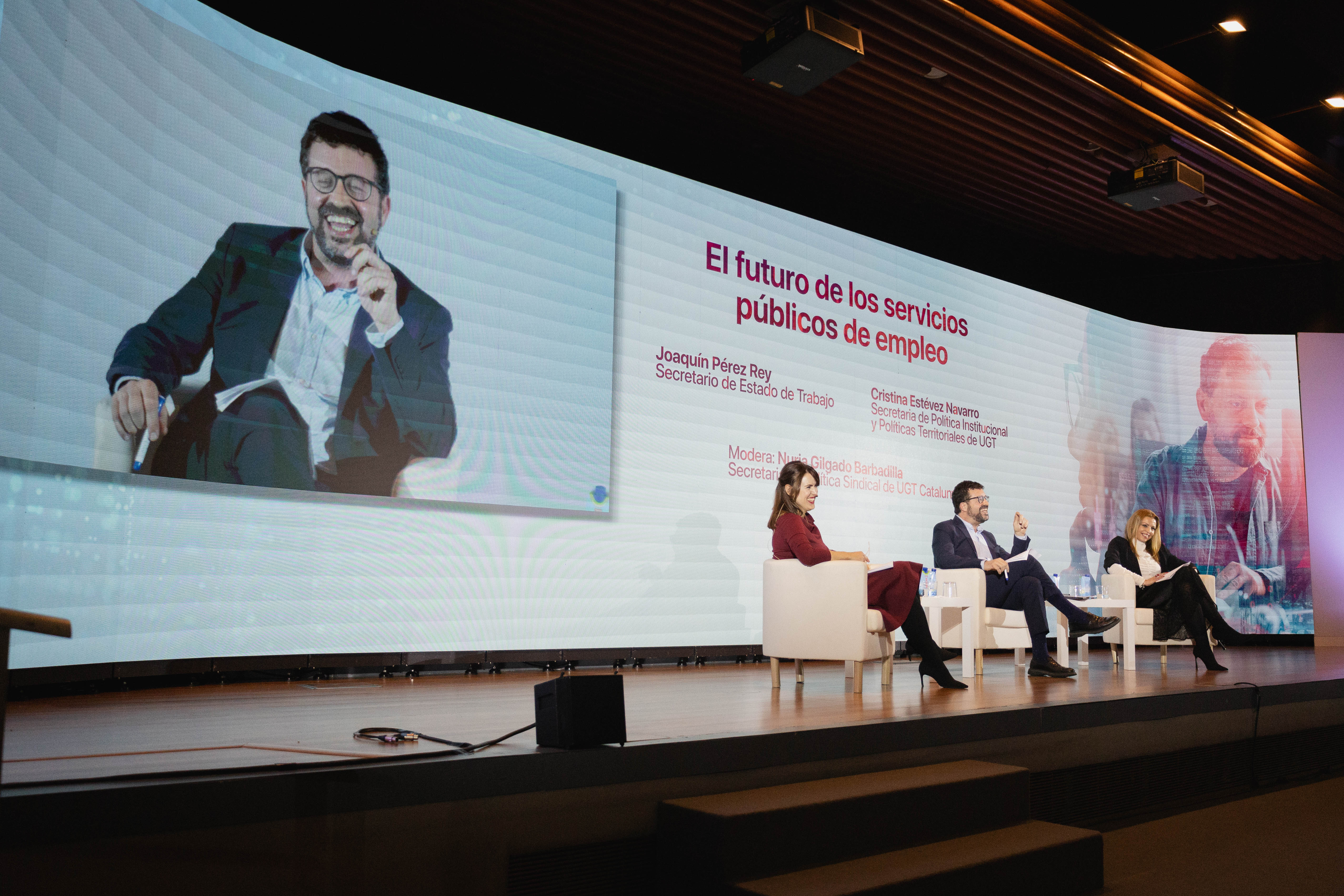 El secretario de Estado de Trabajo, Joaquín Pérez Rey, participa en la mesa