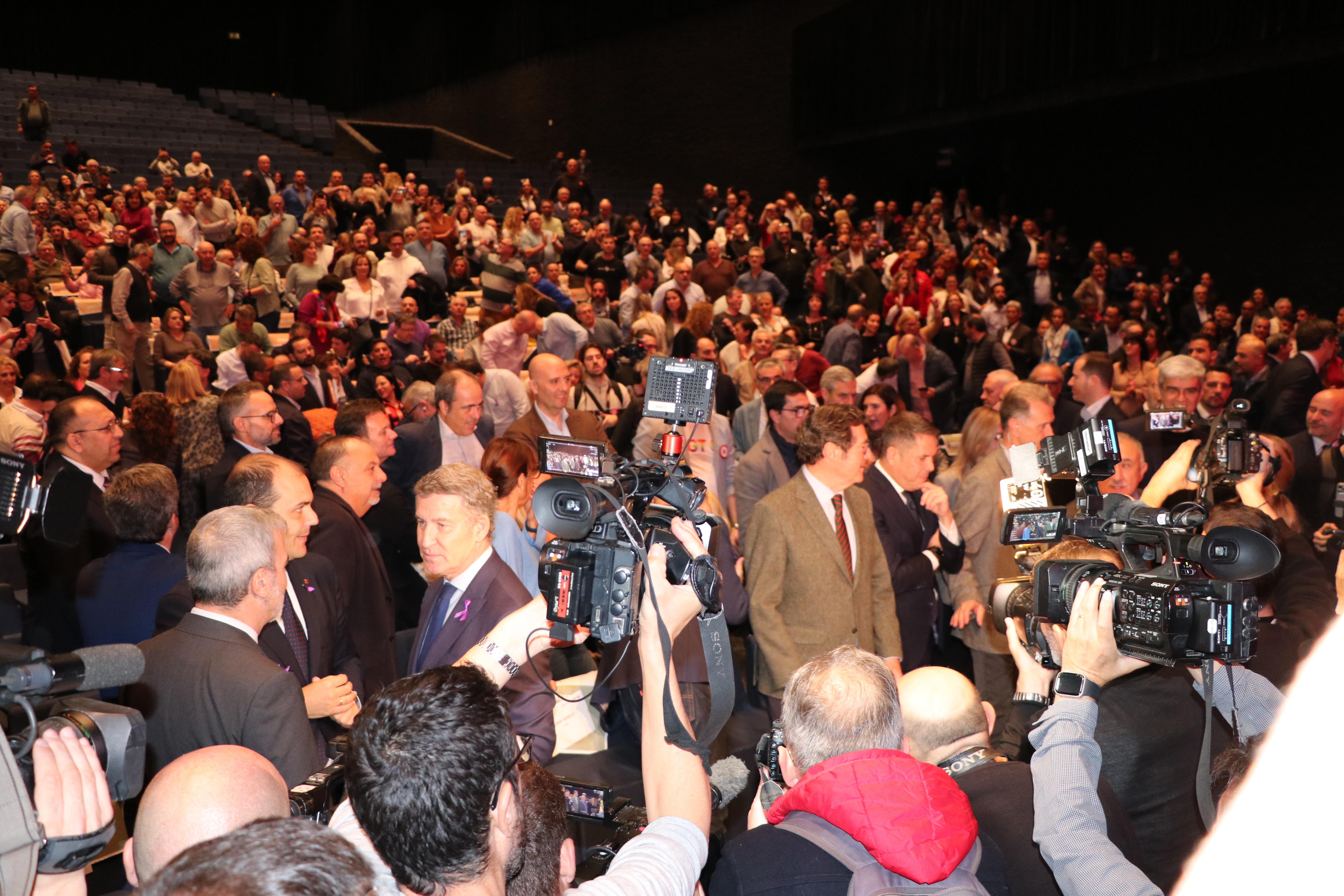 Las personas invitadas llenan el auditorio