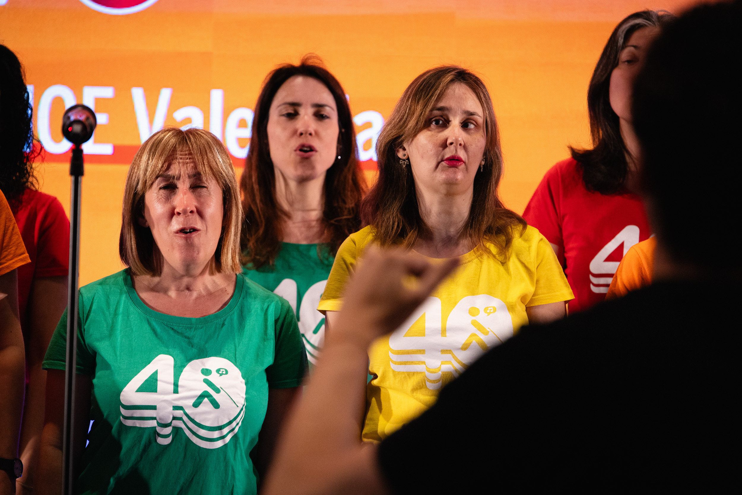 El coro actúa en la apertura de la conferencia