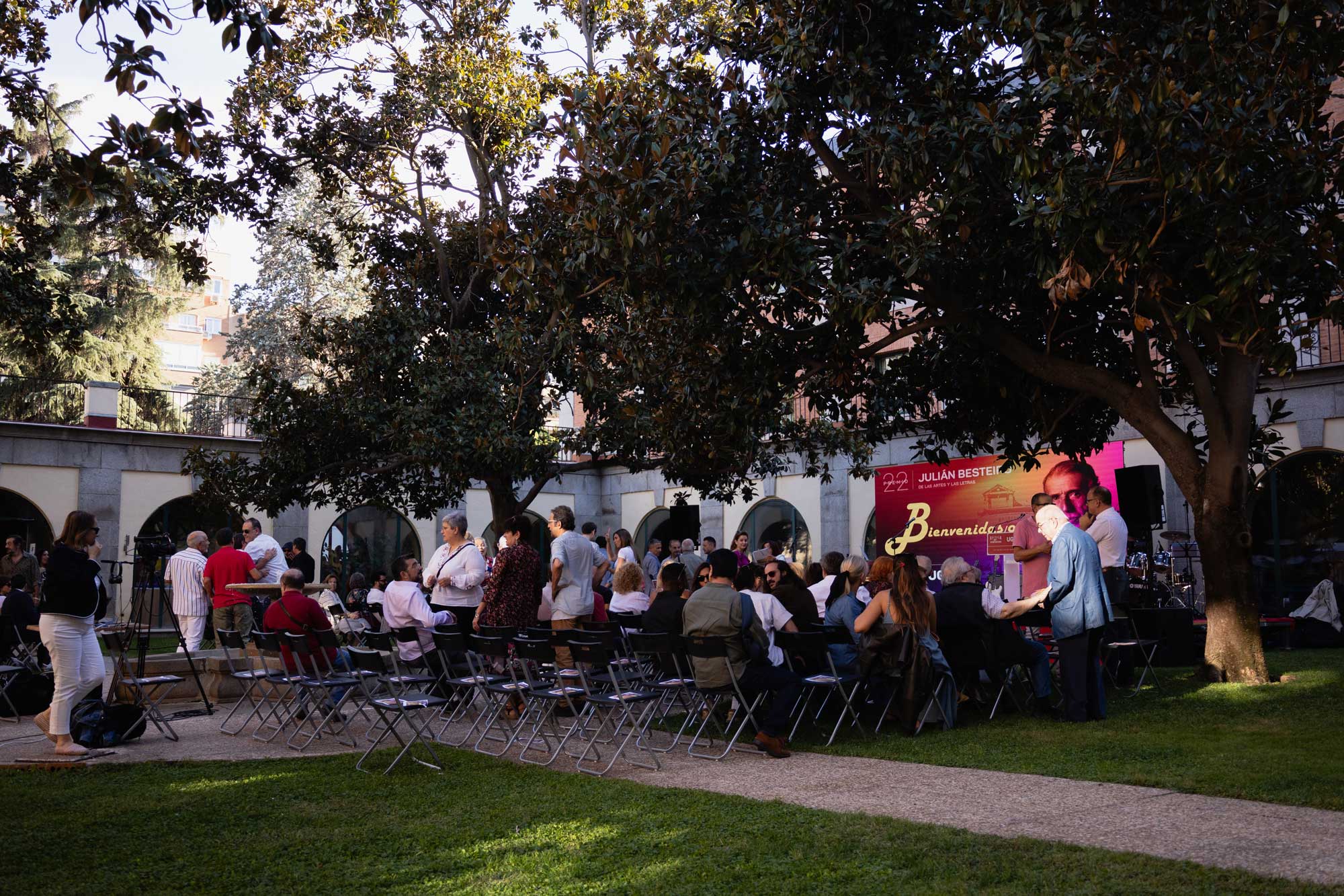 Asistentes al evento en la Escuela Julián Besteiro