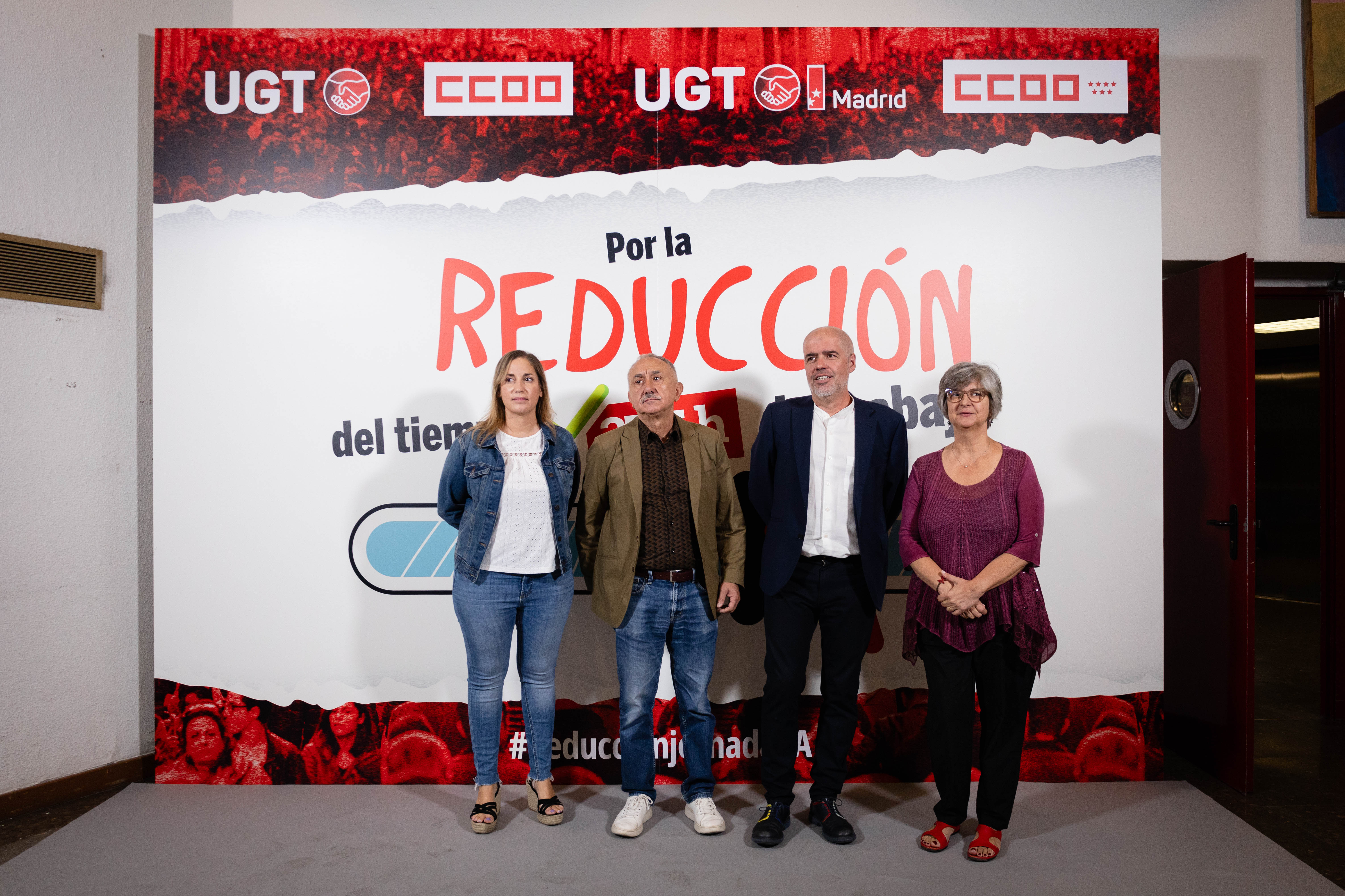 Los y las representantes sindicales posan en el photocall