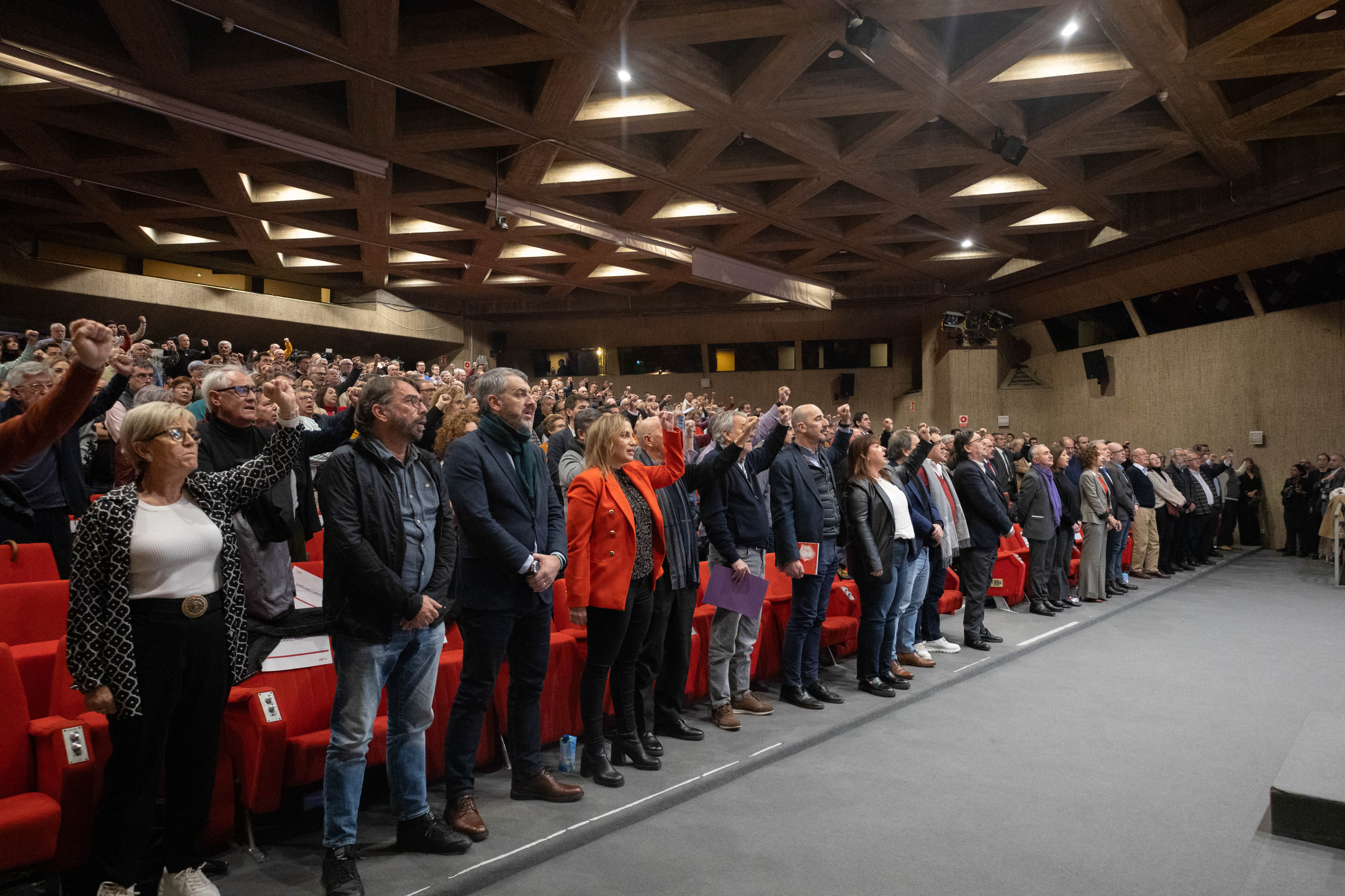 Los asistentes cantan la Internacional