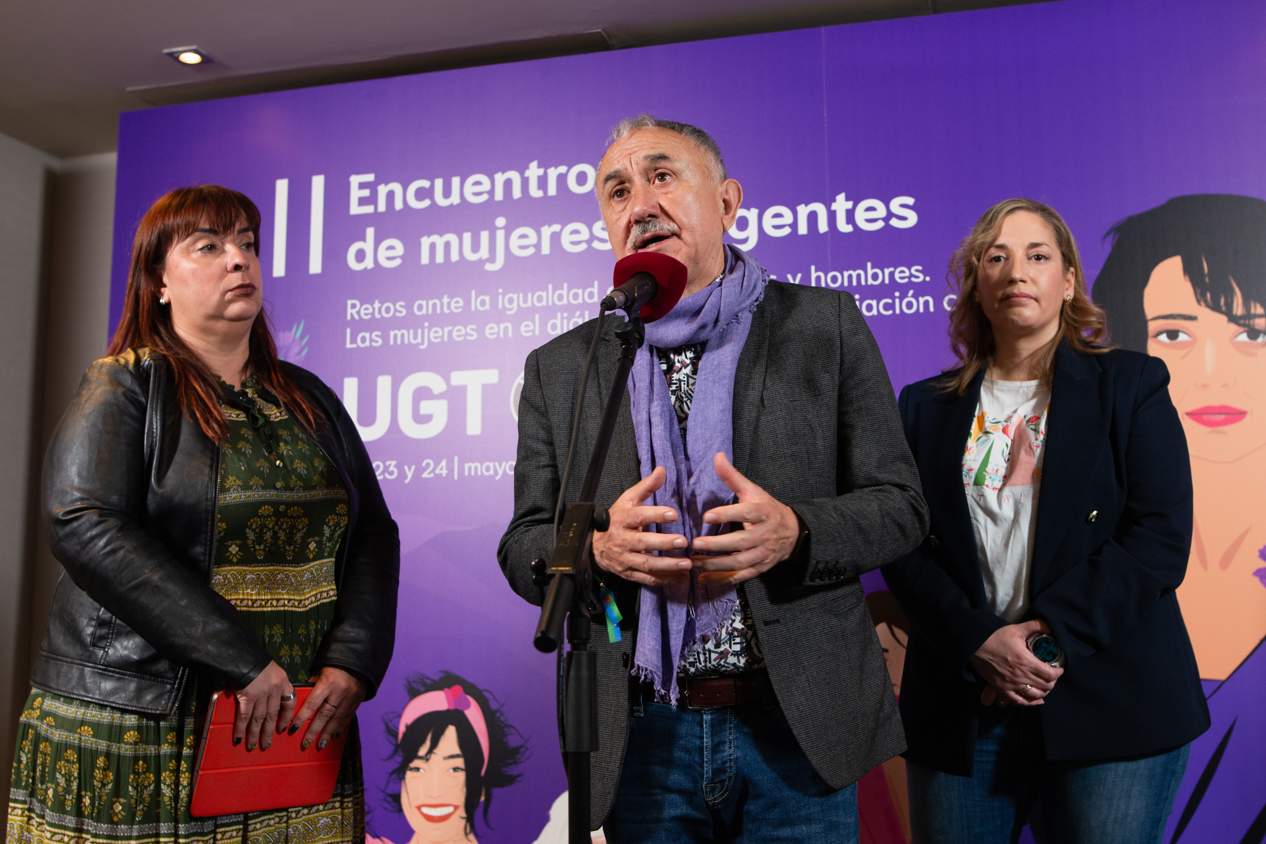 Representantes de UGT atienden a medios