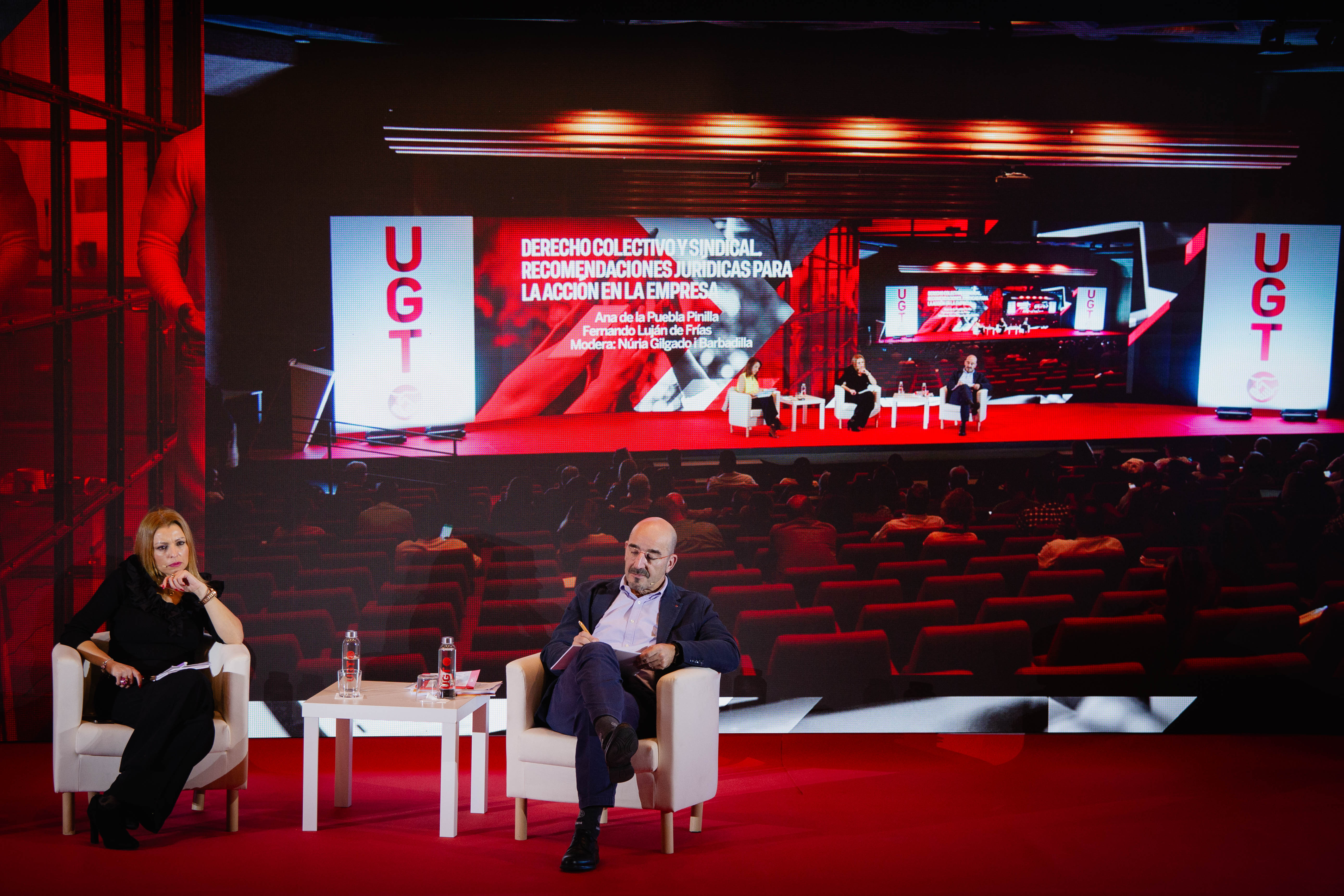 Núria Gilgado y Fernando Luján en la mesa de debate