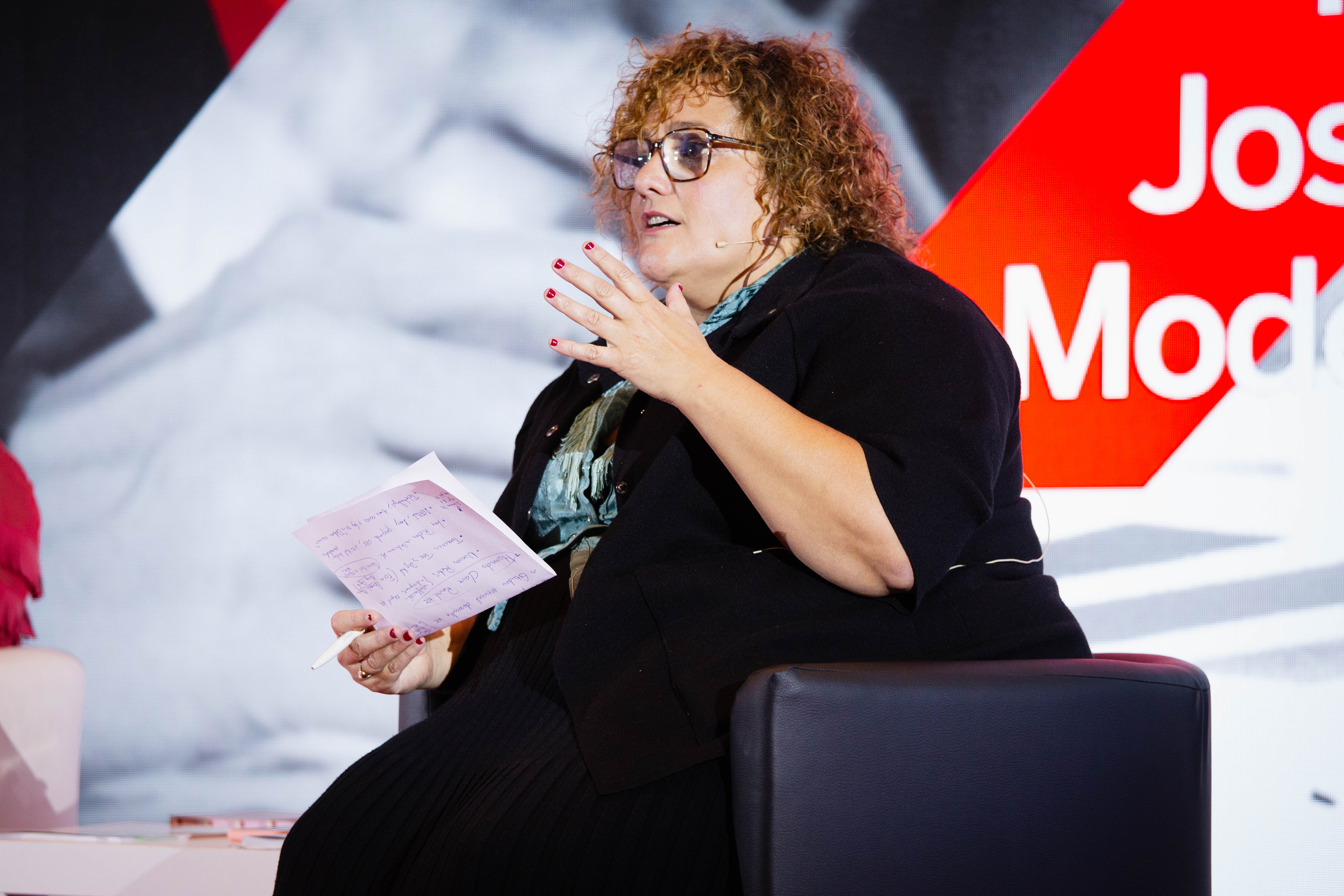 Patricia Ruíz Martínez, secretaria confederal de UGT, modera la mesa