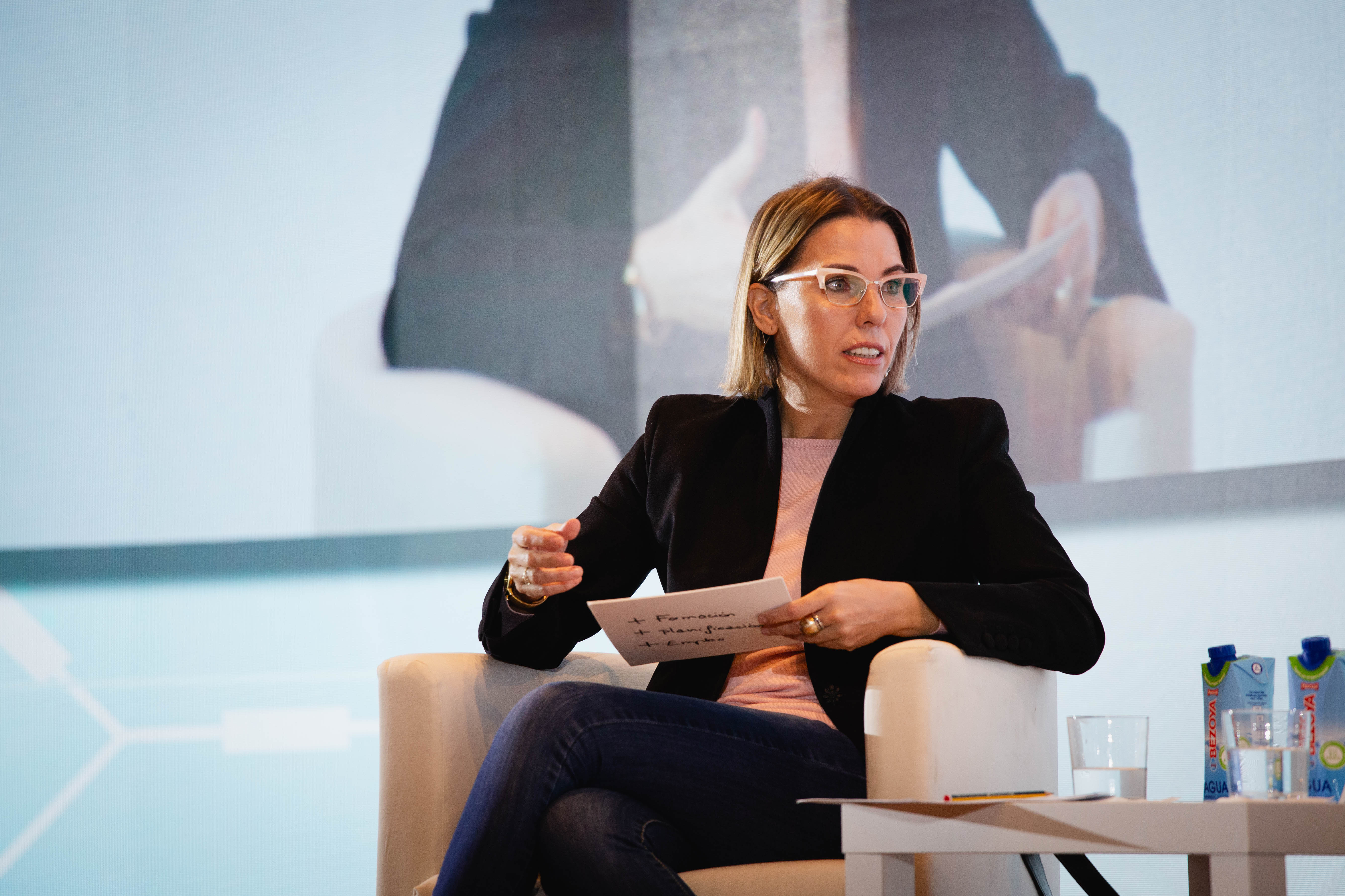 Isabel Araque hace su parlamento en la mesa sobre sector el futuro del empleo en el sector público