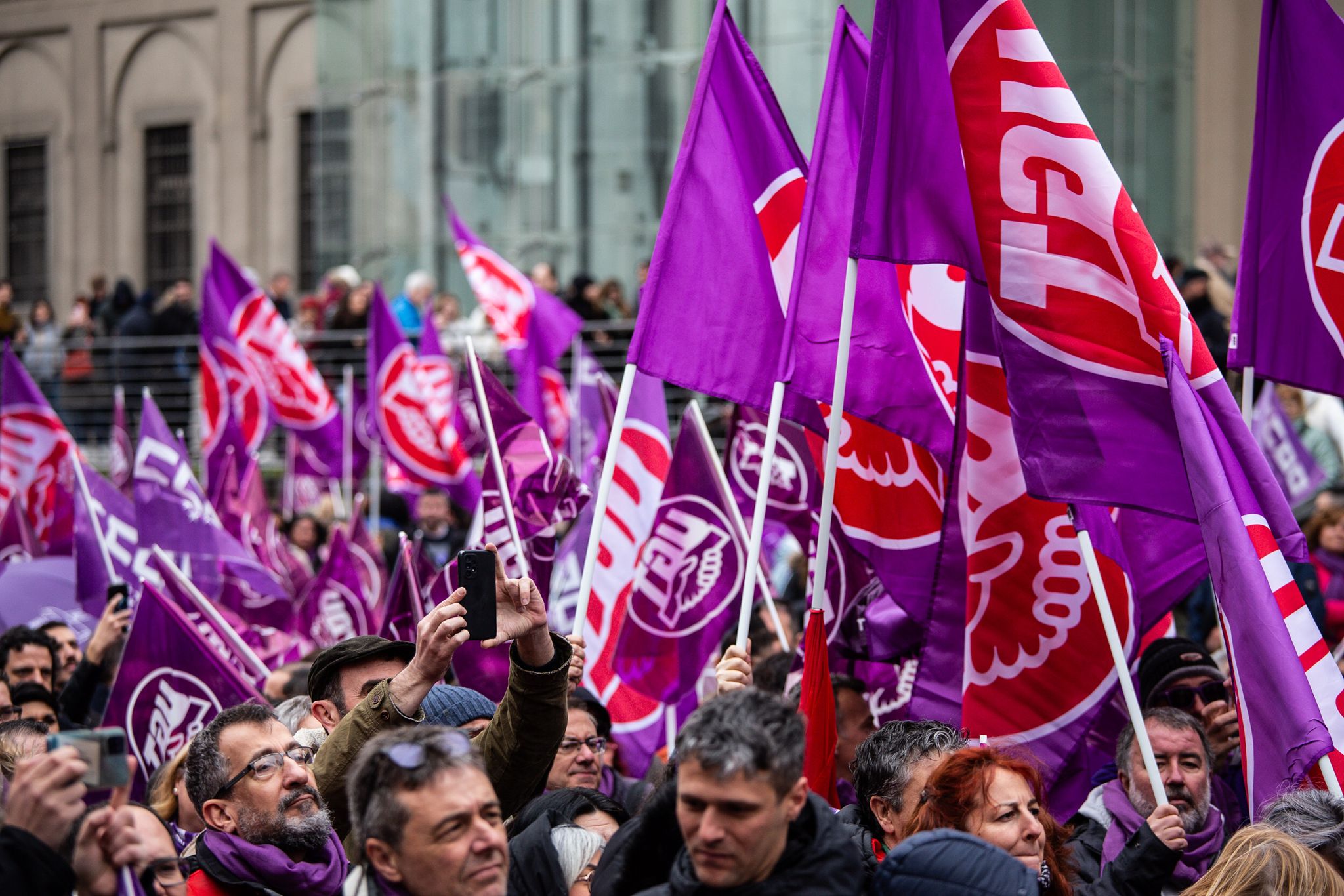 Gente con banderas moradas