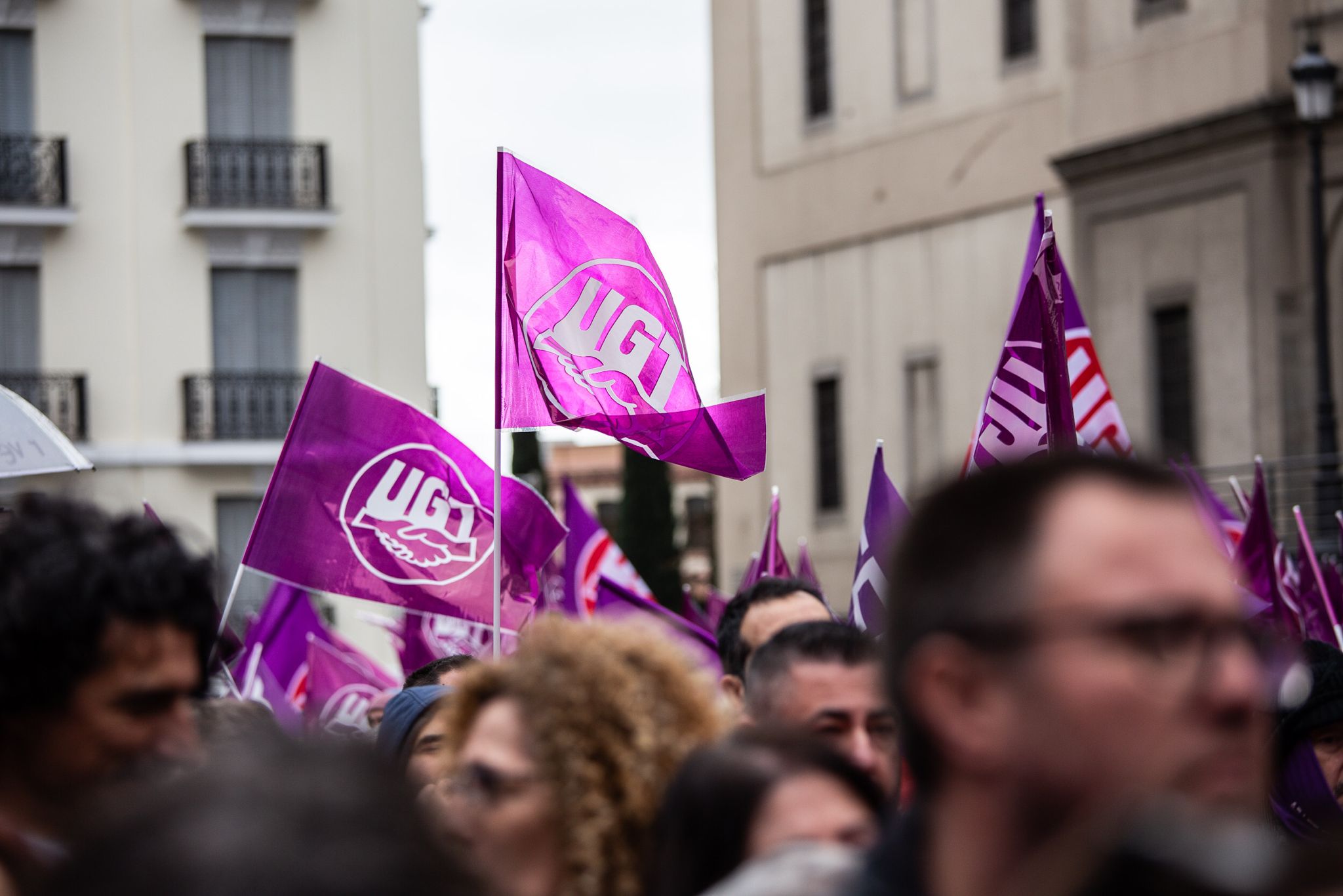 Gente con banderas moradas