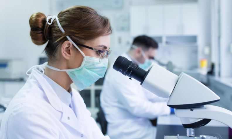 Mujer trabajadora en laboratorio