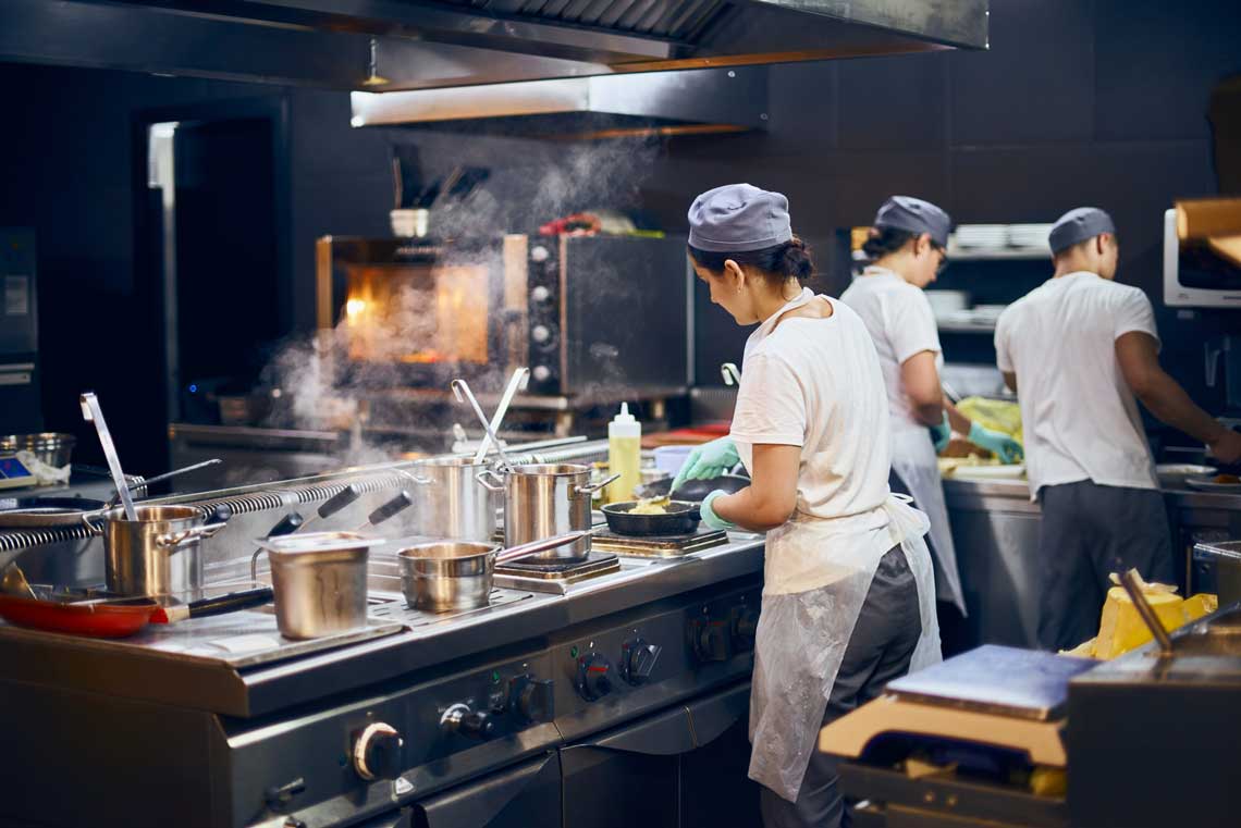 Trabajadora en una cocina